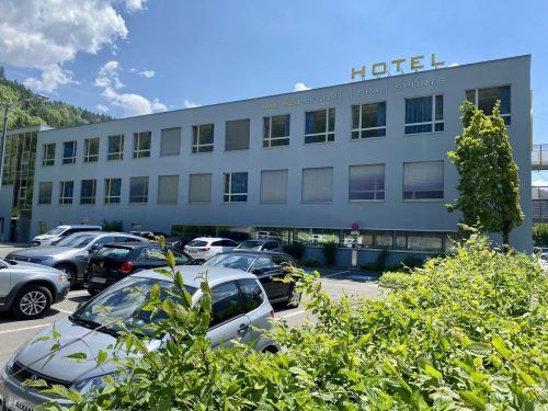 Das Val-Blu-Hotel wird bis September generalsaniert. JS