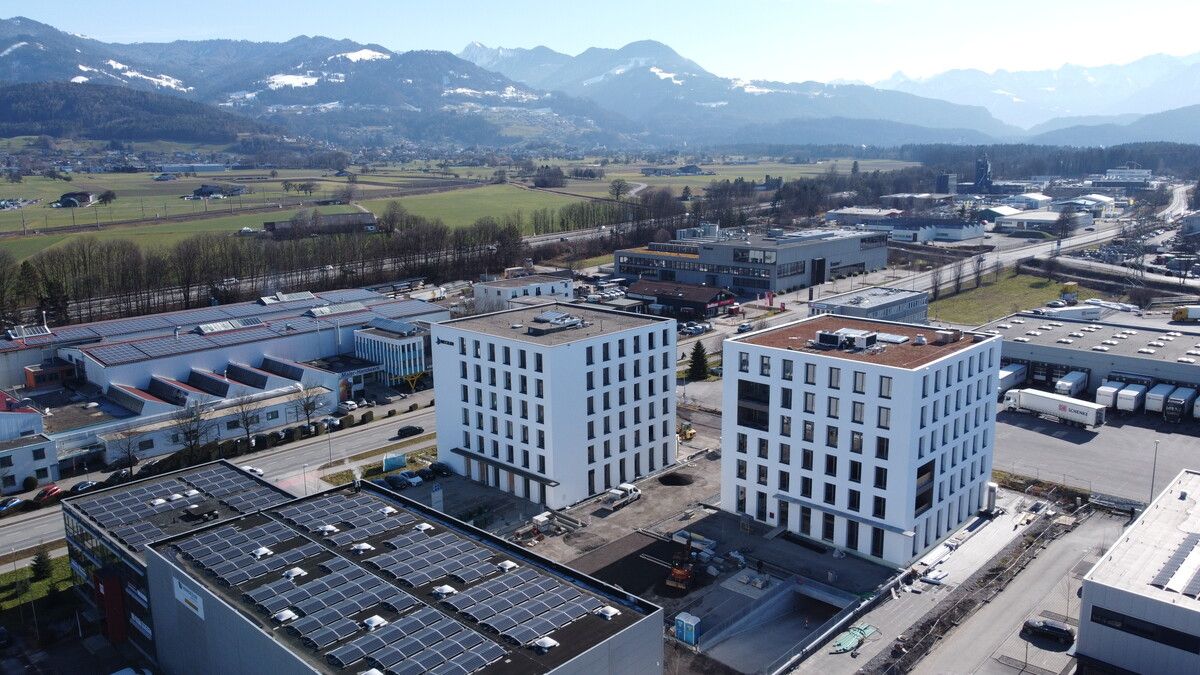 Die beiden weißen Bürotürme im Interpark Focus gehören jetzt Omicron. ⇒FA