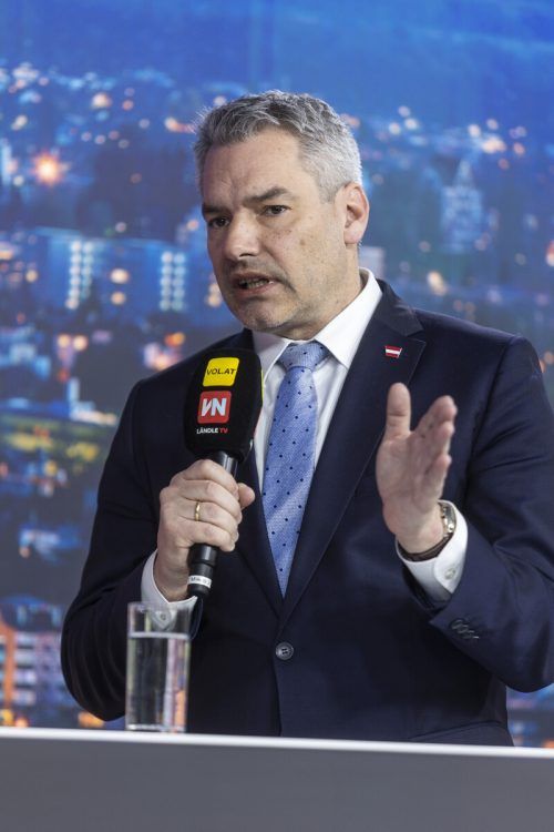 Den Russen könne man noch nicht die Hand reichen, dafür seien deren Hände zu voll mit Waffen.