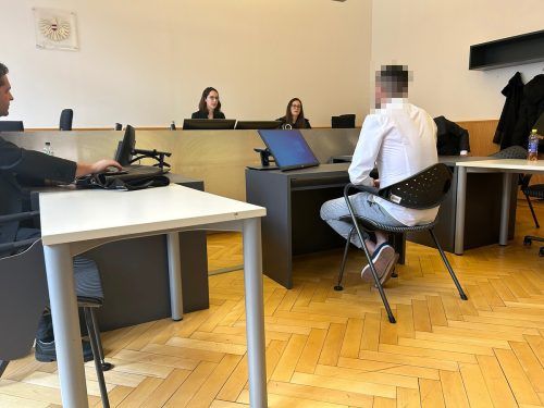 Der Angeklagte empörte sich vor Gericht wegen des ihm vorgeworfenen Versuchs der Nötigung. vn/gs
