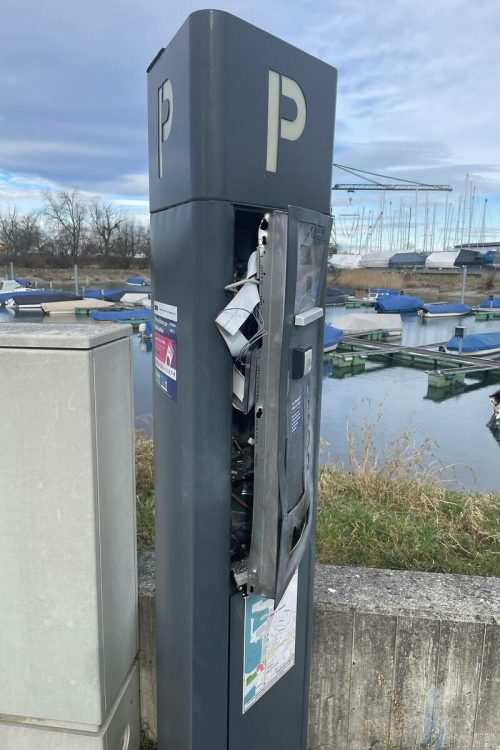 Der Automat beim Gondelhafen nach der Detonation eines Böllers. gemeindepolizei hard