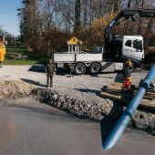 Neue Notwasserleitung unter dem Rhein eingezogen