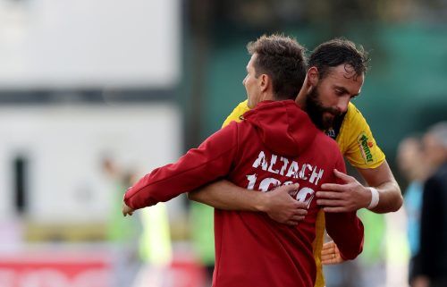 Der Ex-Stürmer umarmt seinen aktuellen Stürmer: Gegen Ried, so Miroslav Klose, kehrt Atdhe Nuhiu in die Startelf zurück. gepa