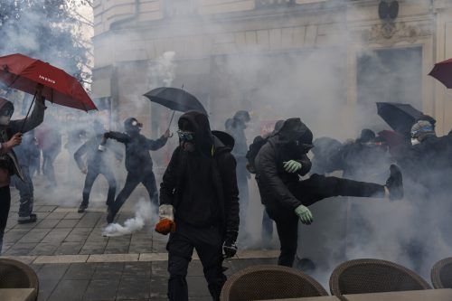 Der französische Senat hat die Rentenreform in erster Lesung beschlossen: In Nantes im Westen des Landes kam es zu Zusammenstößen. AP