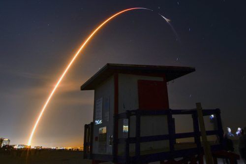 Der unbemannte Frachter der privaten Raumfahrtfirma SpaceX von Elon Musk hob am Dienstagabend (Ortszeit) vom Weltraumbahnhof Cape Canaveral im US-Bundesstaat Florida ab. ap