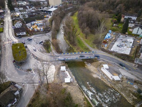 Der Verkehr wird derzeit noch über die Ersatzbrücke geführt.  VN