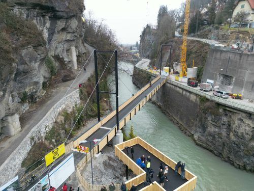 Die 65 Meter lange und 60 Tonnen schwere provisorische Brücke über die Ill und die Aussichtsplattform wurden eröffnet. VN/Hartinger