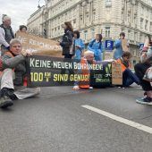 Klimaaktivisten ­blockieren Ringstraße in Wien