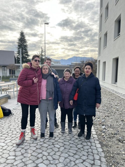 Die Bewohner freuen sich über die neuen und eigenen vier Wände. lhv