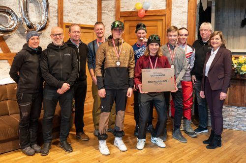 Die Burschen des BORG Egg (v. l.): Jonas Dehn, Kim Dehn, Mika Weindl, Paul Pfefferkorn und Luis Pfandl mit Betreuer Flatz Markus (links hinten). Serra