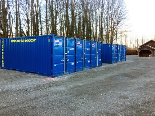 Die Container, die bisher als provisorisches Lager dienten. IRR/2