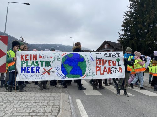 Die Kinder liefen über die Straße.
