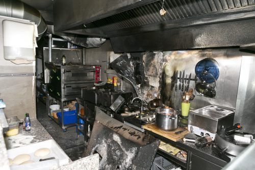 Die Küche des Lokals wurde ein Raub der Flammen. Der Brand dürfte von den Fritteusen ausgegangen sein.