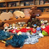 Kuscheltiere übernachten in der Stadtbibliothek