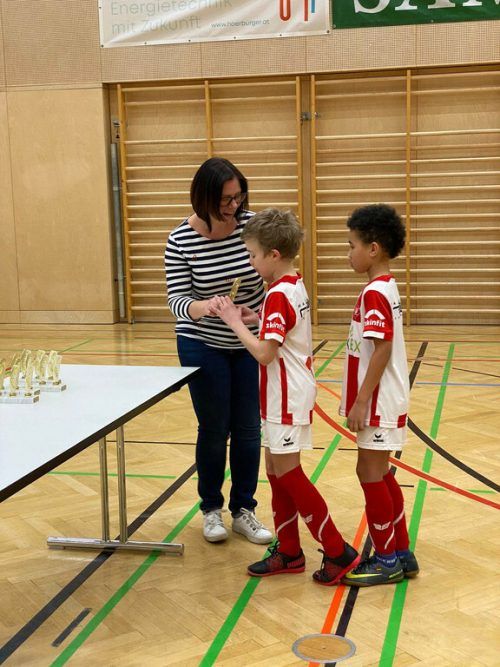 Die Rankweiler Bürgermeisterin überreichte die Pokale an die Neunjährigen.