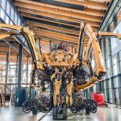 Surreale Welt aus Kunst und Technik