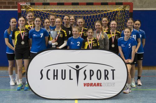 Die siegreichen Mädels des BG Lustenau (schwarze Trikots) und die ebenso für die Bundesmeisterschaft qualifzierte SMS Schendlingen.  