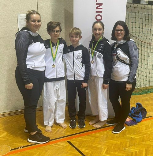 Die stolzen Gewinner des Karateclubs Blumenegg: Fünf Medaillen holten die Sportler nach Hause. Lea Kaman