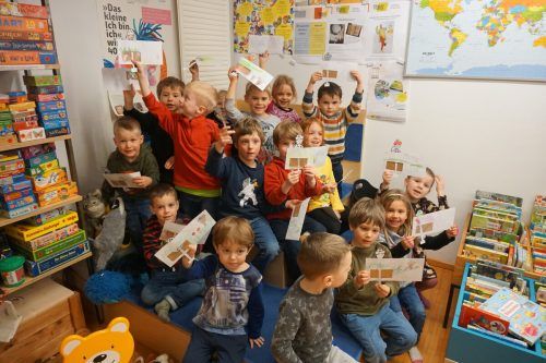 Die Waldgruppe des Kindergartens Satteins kam zur interaktiven Lesung, alle waren begeistert.  bi/6