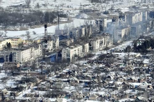 Diese Drohnenaufnahme zeigt die heftig umkämpfte ostukrainische Stadt Bachmut im Februar.  AP
