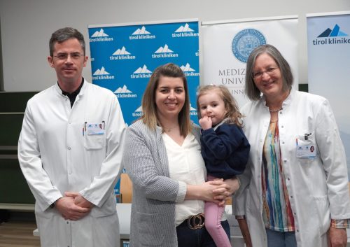 Dozent Robert Gruber und Prof. Daniela Karall (r.) mit der kleinen Leonie und deren Mutter Bianca Kröll. tirol kliniken/schwamberger