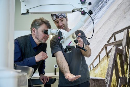 Dr. Martin von Sontagh führt Bürgermeister Kurt Fischer eines seiner Geräte vor.