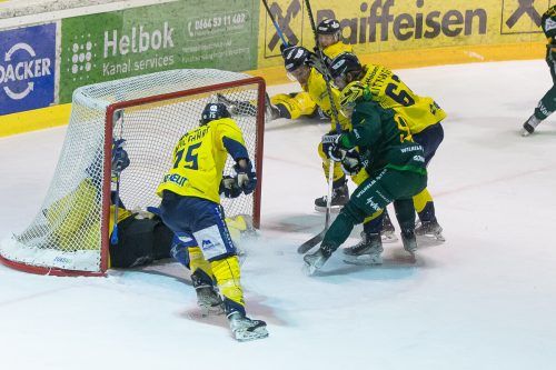 EHC-Stürmer Philipp Koczera kämpft gegen eine Zeller Übermacht an.  Steurer