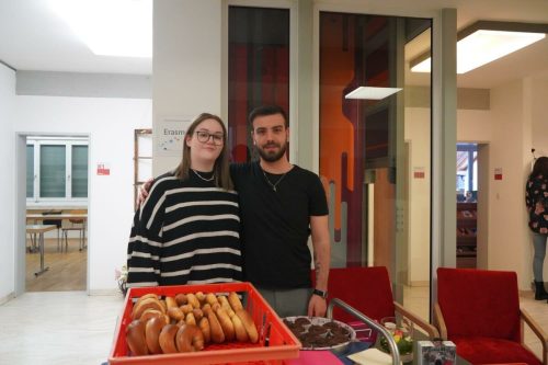 Ein Teil der Spendensumme kam durch den Verkauf von Buttergipfeln, die von der Bäckerei Kainz gestiftet wurden, und selbstgebackenen Muffins zusammen. SOB