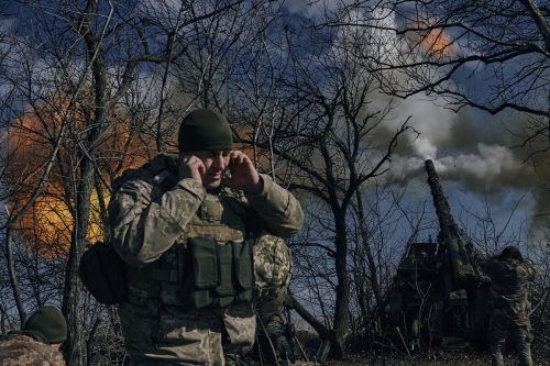 Ein ukrainischer Soldat feuert auf russische Stellungen nahe Bachmut. Ap