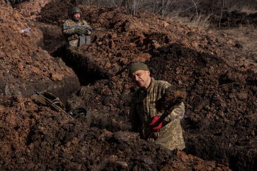 Ein ukrainischer Soldat hebt außerhalb der Frontstadt Bachmut in Donezk einen Graben aus.  Reuters