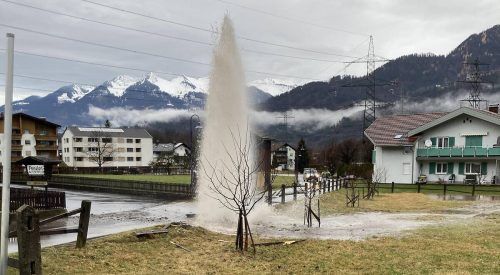 Eine gewaltige Fontäne schoss mindestens fünf Meter in die Höhe. PD Vorarlberg
