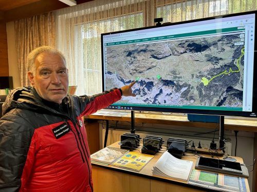 Einsatzleiter Rainer Schuchter zeigt auf die Stelle des Lawinenabgangs und auf das Einsatzgebiet beim Öfapass nahe der Drusenfluh.  vn/gs