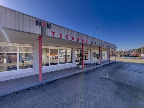 Firmengebäude mit Ausstellung und Werkstätten – ein Leuchtturm des guten Wohngeschmacks.