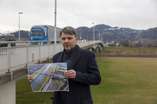 Für Bürgermeister Kurt Fischer kommen zwei Dinge nicht infrage: eine Brücke, die der alten gleicht und eine, die das Gebiet der Trinkwasserbrunnen tangiert. VN-RP