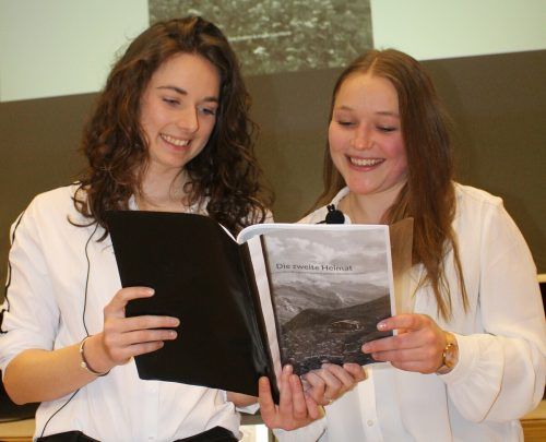 Für die Präsentation ihrer Diplomarbeit stand Lisa Marie Hager (l.) und Eveline Beer nur ein Probedruck zur Verfügung. 