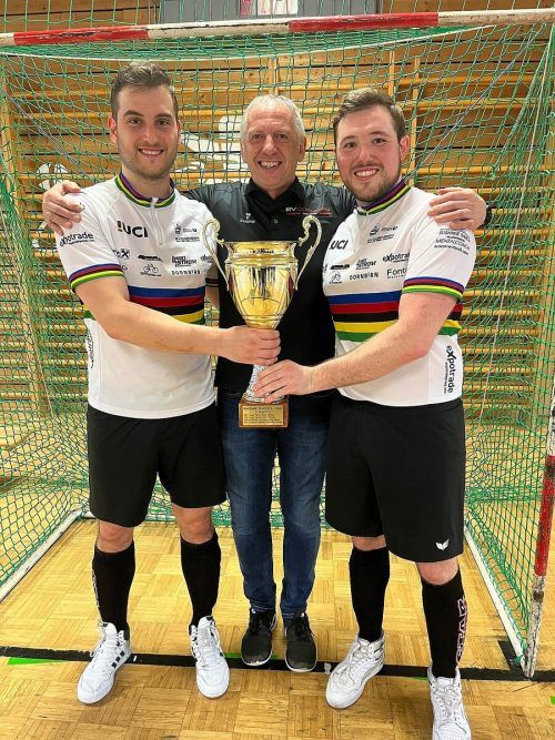 Gernot Fontain übergab dem Duo Feurstein/Schnetzer den Siegespokal. 