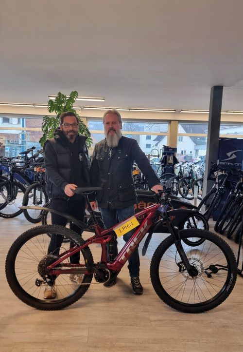 GF Stefan Wäger (l.) mit dem glücklichen Gewinner Hansjörg Gartler (r.). fahrrad wäger