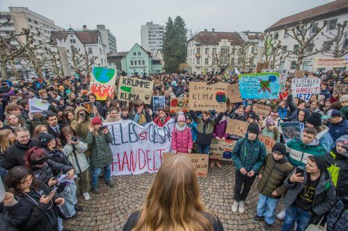 Großer Auflauf: Die Fridays-for-Future-Demonstration vor dem Landhaus.  VN/Steurer