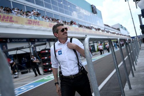 Gut gelaunt in der Boxenstraße: Günther Steiner, Teamchef von Haas. ap