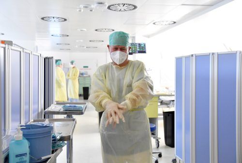 In den Spitälern des Landes müssen 35 Patienten mit Corona behandelt werden. Für Besucher gilt eine Maskenpflicht. APA/Gindl