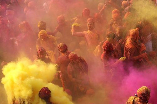 In einem Tempel im Dorf Nandgaon in Indien wird das hinduistische Frühlingsfest Holi gefeiert. Es wird auch "Fest der Farben" genannt. AFP