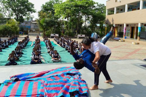 In einer Schule in Ahmedabad, der fünfgrößten Stadt Indiens, wird jungen Mädchen Selbstverteidigung beigebracht. AFP