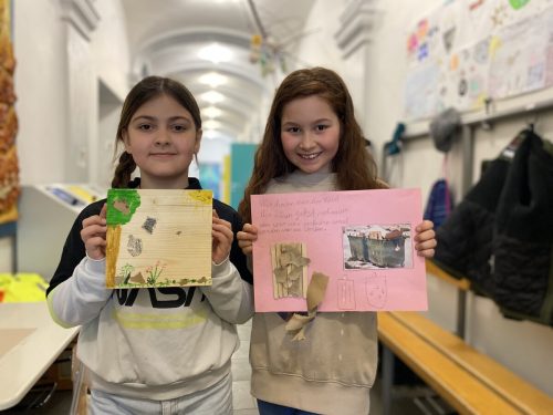 Jasmin Salzgeber und Lea Pirolt aus der 3a zeigen ihre Plakate, die auf die Müllvermeidung und -problematik aufmerksam machen sollen. 