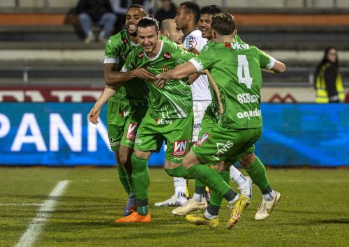 Jean Hugonet bejubelt mit seinen Kollegen seinen 1:0-Siegtreffer für die Austria beim Wolfsberger AC. gepa