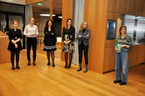 Johanna Baumgartner von der Stadtbibliothek begrüßte die Vortragenden der Sparkasse und die Workshopteilnehmerinnen.  lcf/5