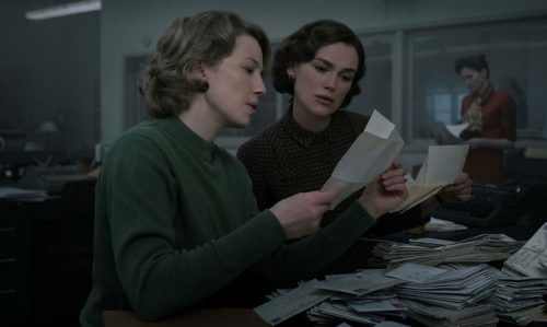 Journalistin Loretta McLaughlin (Keira Knightley) will der Sache auf den Grund gehen.   Disney+