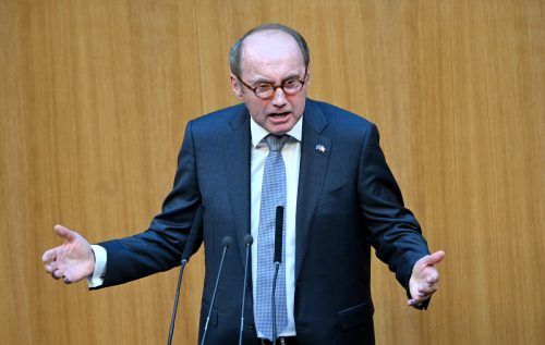 Karas vertritt einen anderen Standpunkt als Parteikollegin Karoline Edtstadler. APA