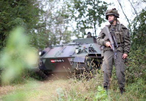 Künftig sollen mehr Frauen für das Bundesheer tätig sein. APA