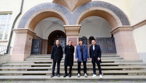 Kulturstadtrat Michael Rauth, Künstler Marbod Fritsch, Schuldirektor Bernhard Posch und Bürgermeister Michael Ritsch vor dem Schulgebäude.  Stadt Bregenz
