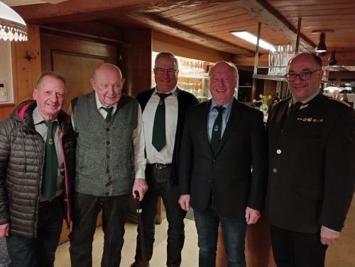 Kurt Hinteregger, Ehrenobmann Karl Brunner, Egon Winder, Ehrenbürger Egon Troy und Oberst Alwin Denz.  Nam